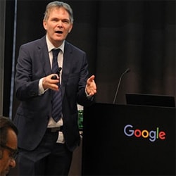 Worldsites-Geschäftsführer Beat Z'graggen bei einem Vortrag bei Google in Zürich.
